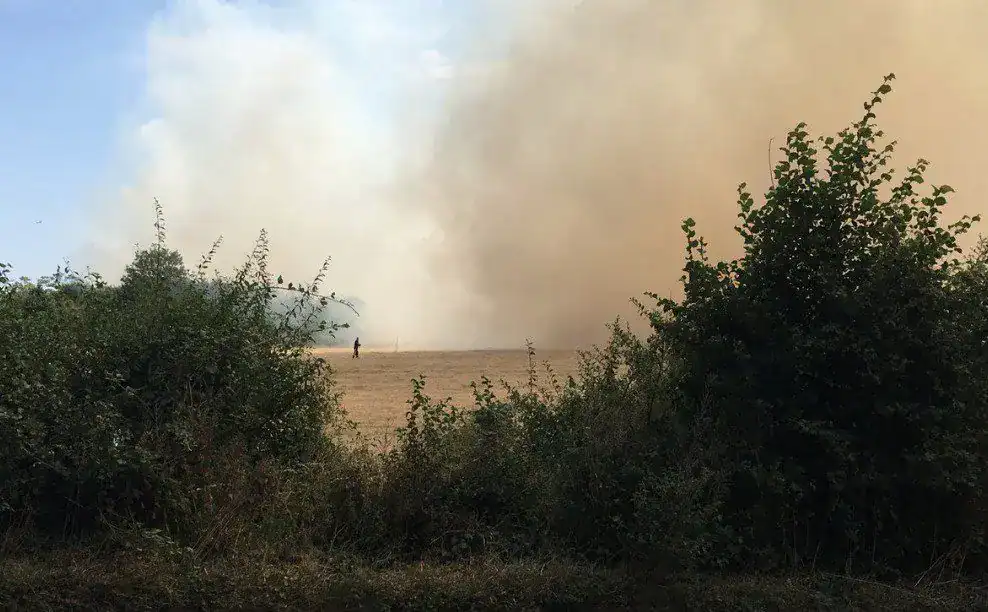 Large Scale Fire Rips through Stompits Road Field in Maidenhead - UK ...